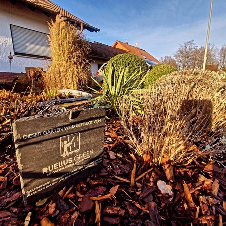 Schild Gartenpflege durch Ruelius Green